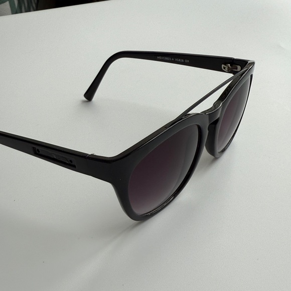 Stylish Black Sunglasses - Picture 5 of 10